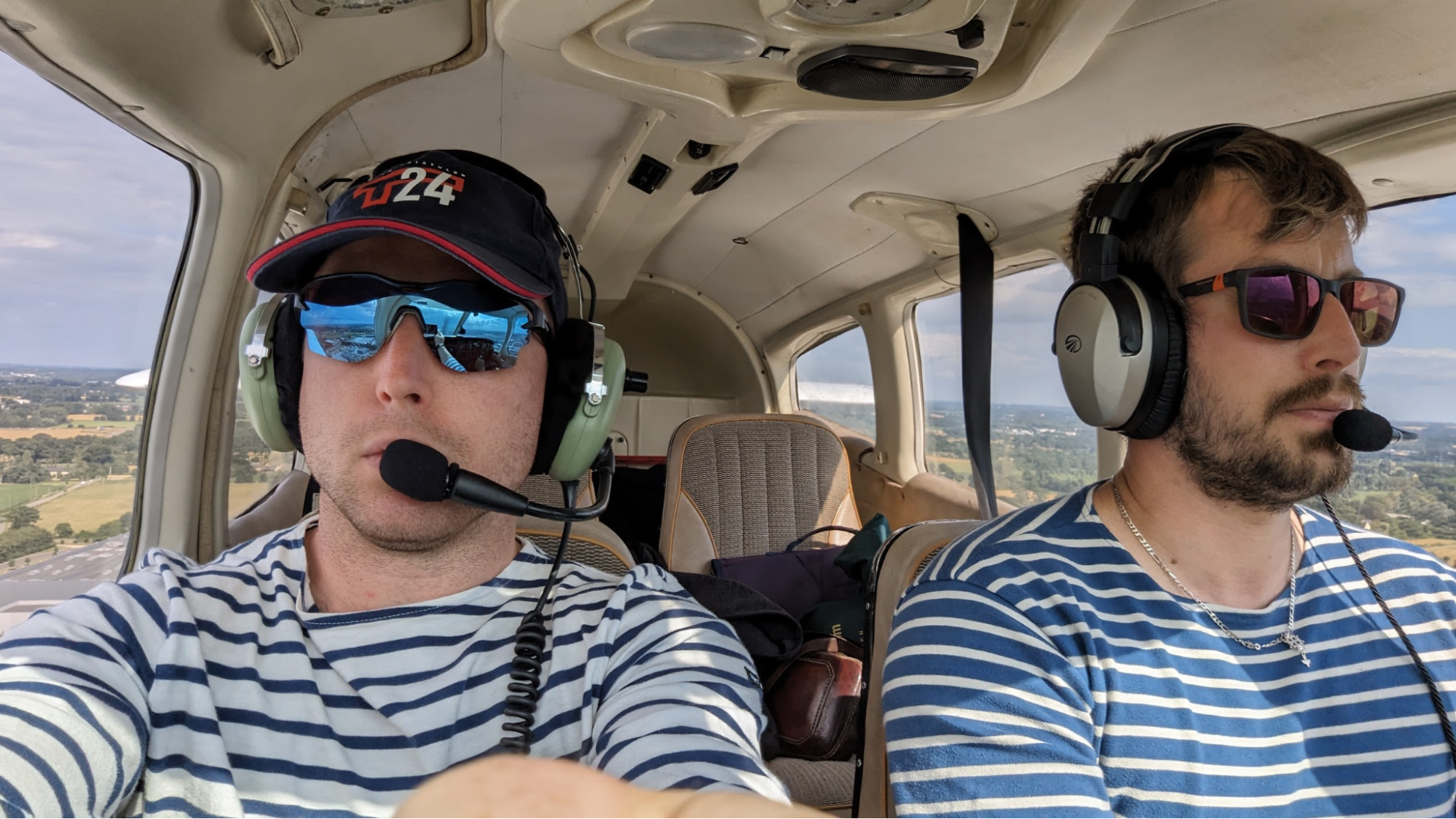 Pilote et co-pilote concentré après une journée de vol