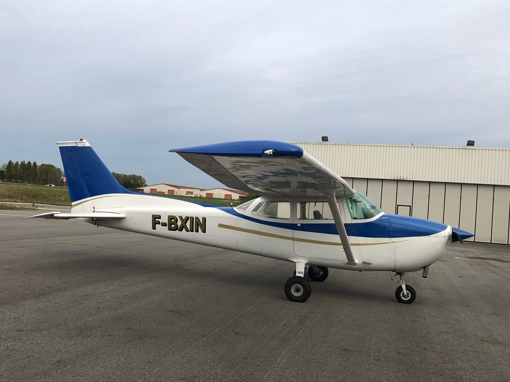 A picture of C172 F-BXIN a white and blue Cessna 172M